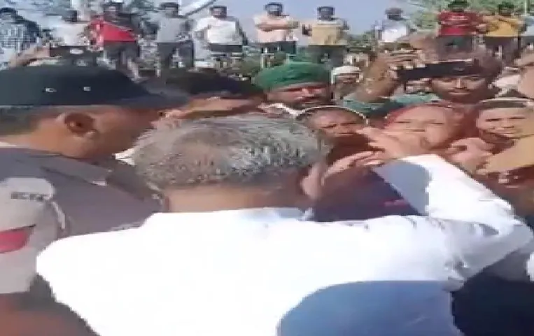 Woman Slaps MLA: गांव में बाढ़ की स्थिति से नाराज हरियाणा की महिला ने जजपा विधायक को जड़ा  ‘थप्पड़’, जानें क्या है पूरा मामला