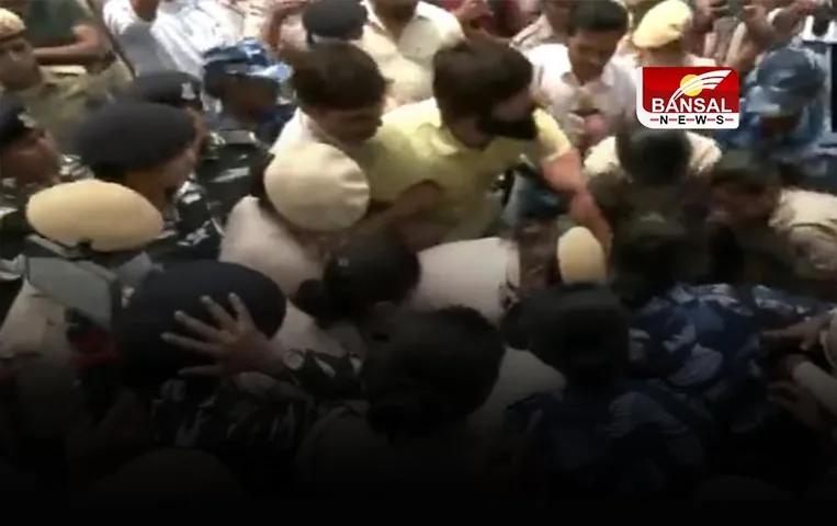 Wrestlers Protest: दिल्ली के जंतर-मंतर पर पहलवानों का जोरदार हंगामा, हिरासत में लिए पहलवान
