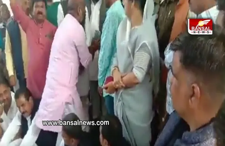 Ujjain News: विरोध करने पहुंचे कांग्रेस विधायक ने SDM के पैर पड़े, देखें वीडियो, जाने पूरा मामला