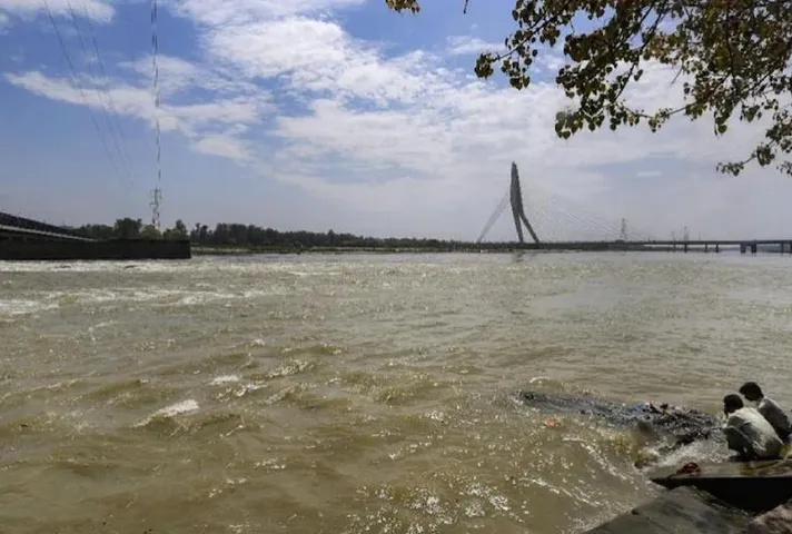 Weather Update: लगातार बढ़ रहा यमुना का जलस्तर, बाढ़ संभावित क्षेत्रों से लोगों को निकालने का काम शुरू