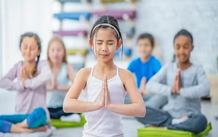 Yoga For Kids: बच्चों को शारीरिक-मानसिक रूप से बनाना है मजबूत, तो आज ही डालें योग करने की आदत, इन पोज से करें शुरुआत