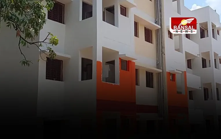 CM Yogi Prayagraj Visit: अतिक का जिस जमीन पर था कब्जा, योगी ने वहां गरीबों को बना दिया फ्लैट का मालिक