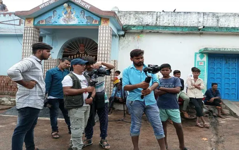 YouTuber's Village: छत्तीसगढ़ के इस गांव में है, 40 से ज्यादा यूट्यूबर, हर महीने कमा रहें 30 से 40 हजार रुपए, पढ़े पूरी खबर