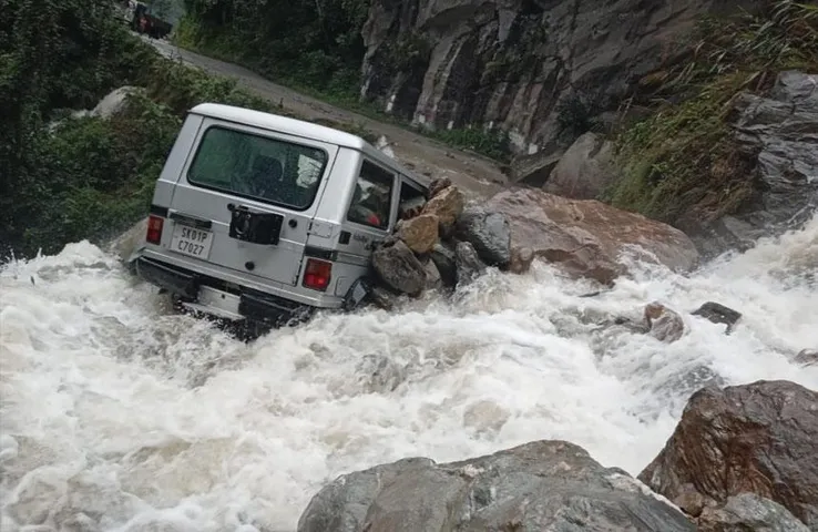 Sikkim: पानी के तेज बहाव में फंसी पर्यटकों से भरी बोलेरो, बीआरओ के जवानों ने किया रेस्क्यू, देखिए वीडियो