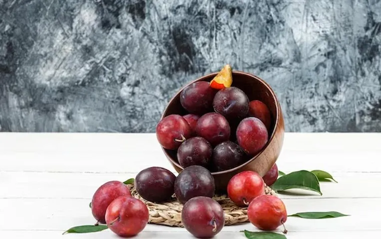 Benefits Of Plums: डायट्री फाइबर से भरपूर होता है आलूबुखारा, पाचन के लिए रोज करें सेवन