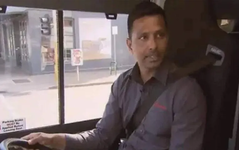 Cricket: धोनी का साथी क्रिकेटर अब चला रहा बस, 2011 वर्ल्ड कप का भी रह चुका है हिस्सा