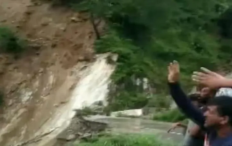 Uttrakhand News: कमेड़ा में बंद बदरीनाथ राष्ट्रीय राजमार्ग पांच दिन के बाद खुला, लैंडस्लाइड से आवाजाही था बंद