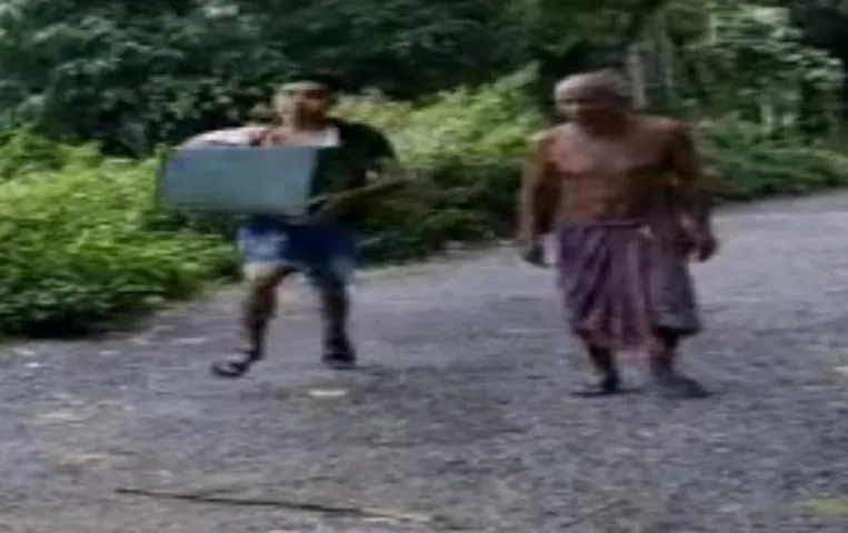 Bengal Panchayat Elections: वोटिंग के दौरान तेजी से बैलेट बॉक्स लेकर भागा युवक, यहां देखें VIDEO