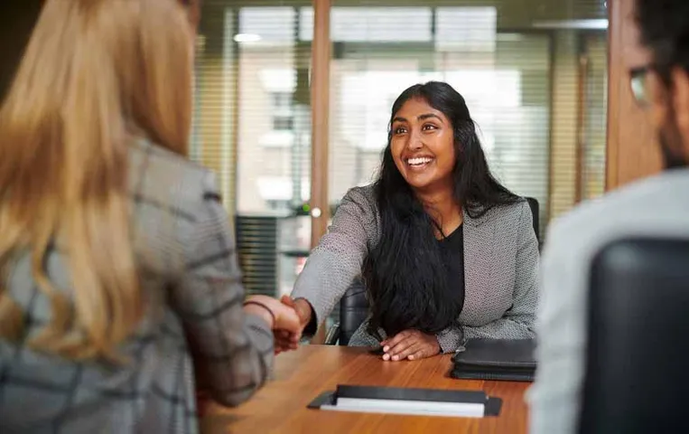 Resume Tips: इन 6 टिप्स की मदद से अपना सीवी बनाएँ और भी दमदार