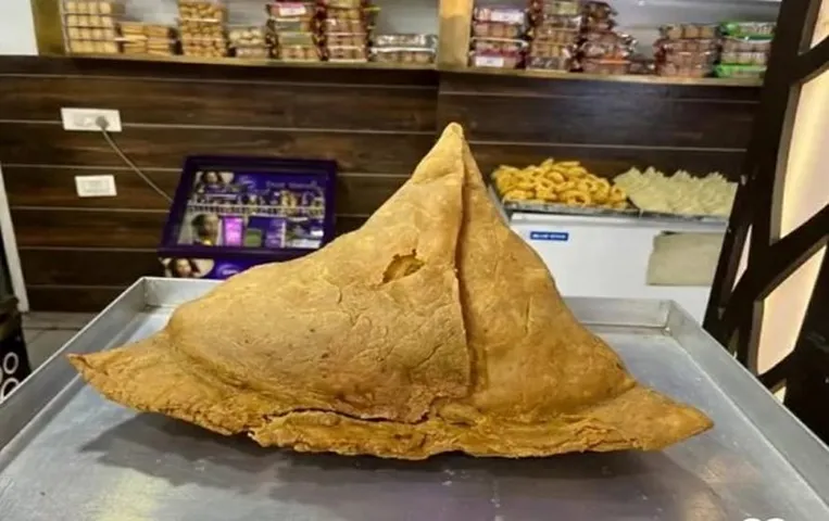 Bahubali Samosa: मेरठ में 8 किलो का 'बाहुबली' समोसा, 30 मिनट में खाने  वाले को मिलेंगे 51,000 रुपये