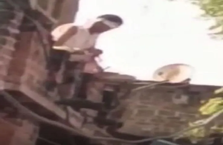 Man Ate Dog In Bhind :  पालतू कुत्ते को चाकू से काट कर कच्चा चबाया, खून भी पीया, पुलिस बोली - कुछ नहीं कर सकते हम