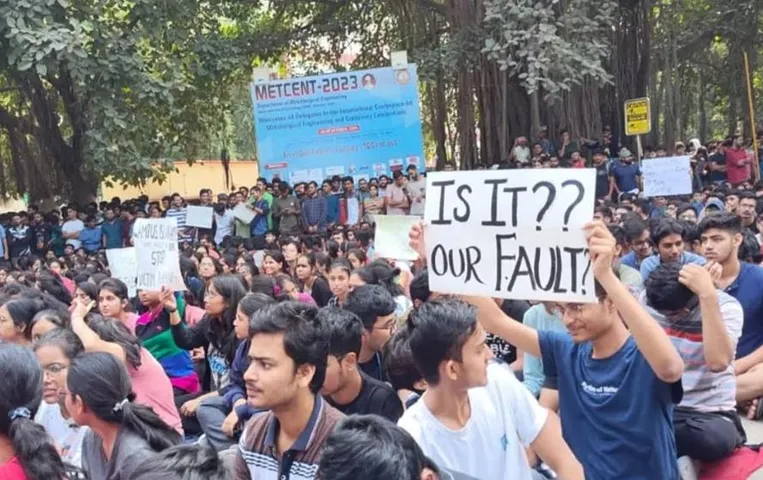 IIT-BHU Protest: BHU कैंपस में छात्रा के साथ छेड़खानी का मामला, सीएम योगी ने दिए ये निर्देश
