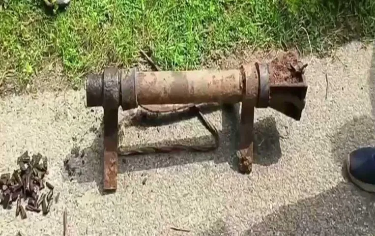 Chhattisgarh News: नक्सलियों की बड़ी साजिश नाकाम, सुरक्षा बलों ने 15 किग्रा का डायरेक्सनल पाईप बम किया बरामद