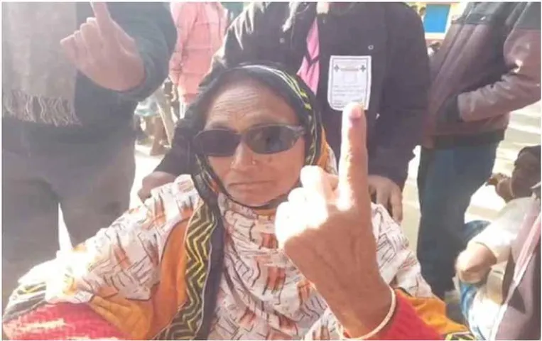 CG Elections 2023: लोगों में दिखा लोकतंत्र के पर्व का उत्साह, 104 साल के बुजुर्ग भी पहुंचे मतदान केंद्र