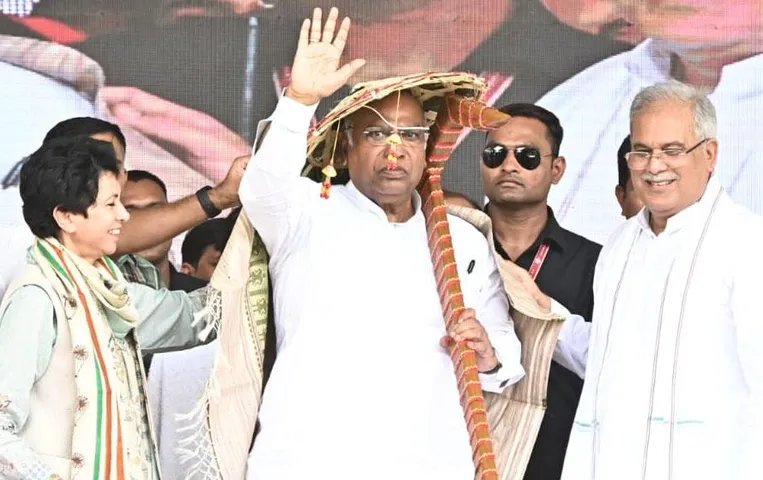 CG Elections 2023: मल्लिकार्जुन खड़गे ने बताए कांग्रेस के काम, बीजेपी पर जमकर बरसे