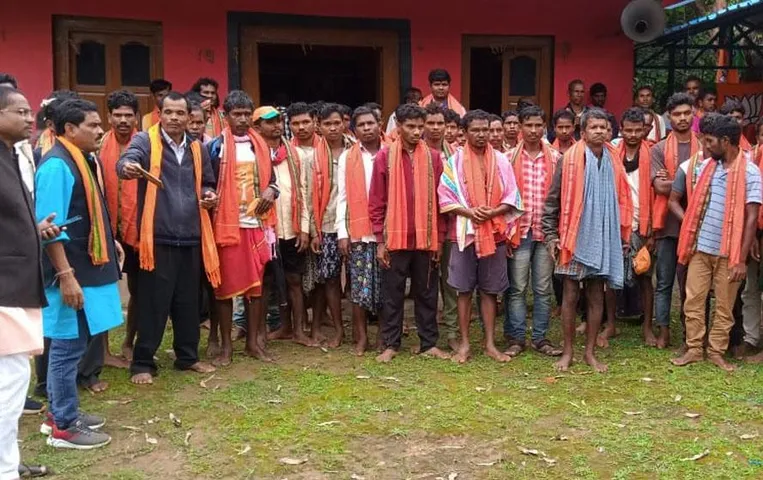 CG Elections 2023: 50 से ज्यादा ग्रामीण बीजेपी में शामिल, भगवा गमछा पहनाकर किया अभिनंदन