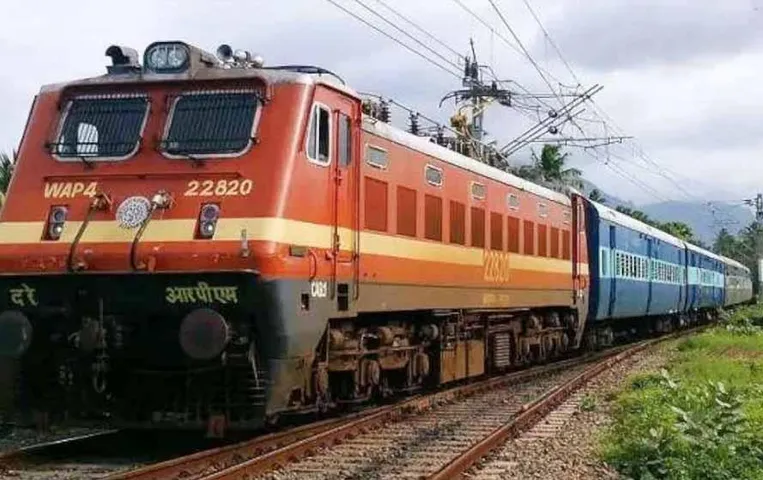 Chhattisgarh News: रेलवे विभाग बड़ा फैसला, ट्रेनों में लगेंगे फायर अलार्म अलर्ट यंत्र, जानें पूरी खबर