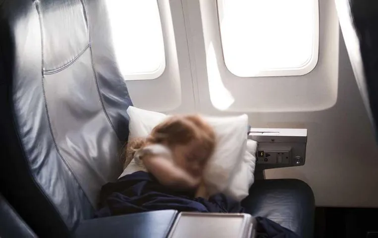 Child Sick on Plane: विमान में बच्चे को सांस लेने में हुई तकलीफ, रोने लगी मां, यात्री चिकित्सकों ने किया इलाज