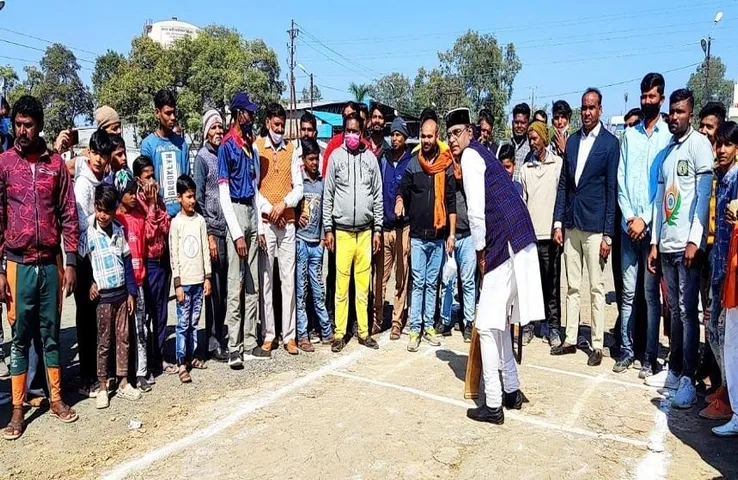 Vidhayak Traffi Cricket Turnament : विधायक ट्रॉफी क्रिकेट टूर्नामेंट का हुआ शुभारंभ, मंत्री ने लगाए चौके -छक्के
