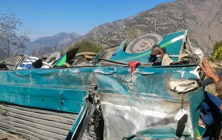 Doda Bus Accident: 300 फुट गहरी खाई में गिरी बस, भीषण हादसे ने ली इतने की जान