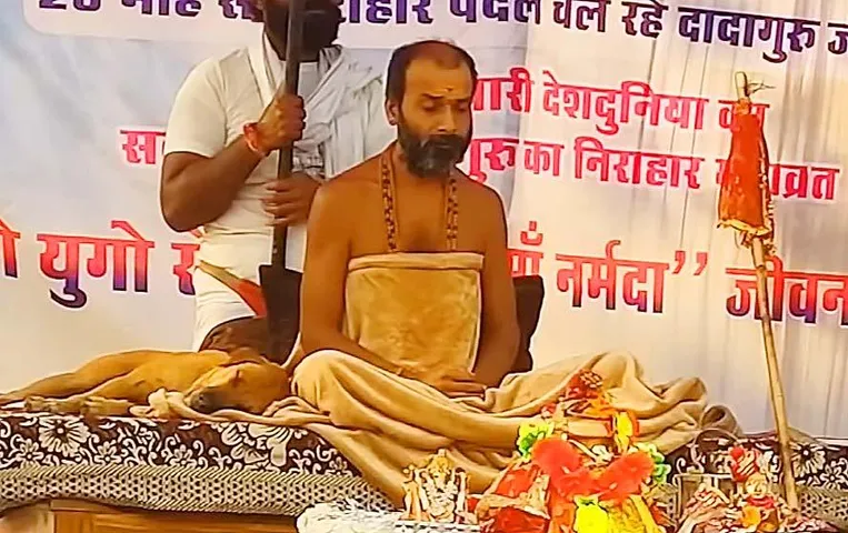 चमत्कार को नमस्कार: केवल नर्मदा का जल पीकर 1021 दिनों से जीवित हैं दादा गुरु महाराज, विज्ञान भी हैरान