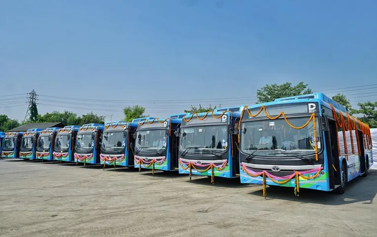 Delhi Electric Bus: सीएम केजरीवाल ने 400 इलेक्ट्रिक बसों को दिखाई झंडी, जानिए शहर में कितनी हुई बसें