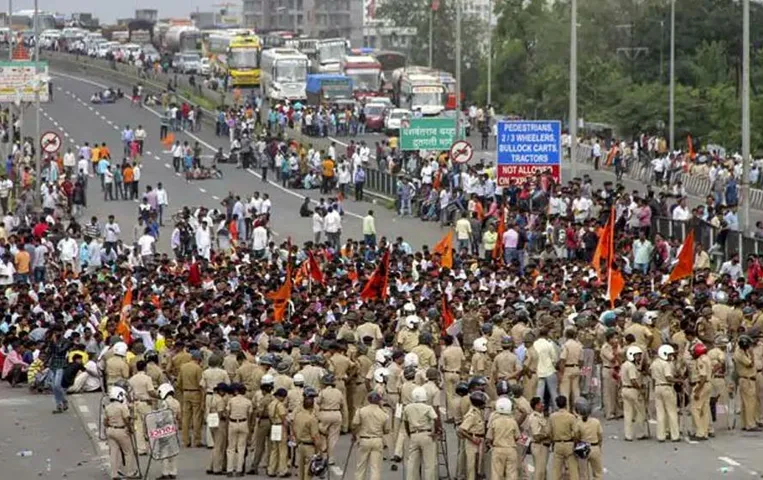 Maratha Quota Agitation: मराठा आरक्षण की मांग को लेकर लोगों ने किया धरना प्रदर्शन, 20 घायल