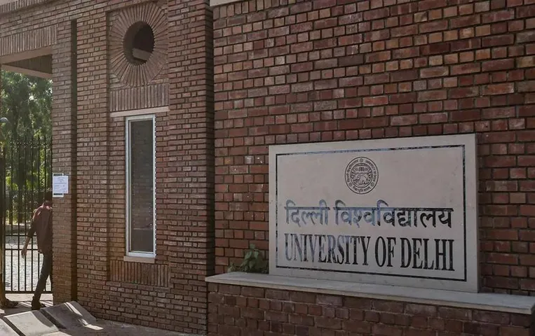 दिल्ली यूनिवर्सिटी ने बाढ़ को मद्देनजर स्थगित की गई परीक्षाओं की नयी तारीखें की घोषित, यहां देखें