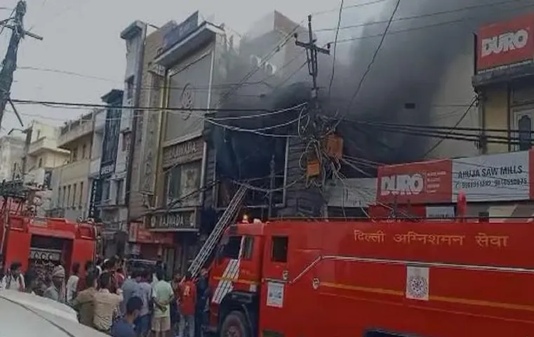 Delhi News: गांधी नगर मार्केट के फैक्टरी में लगी भीषण आग, आग पर काबू पाने की कोशिश