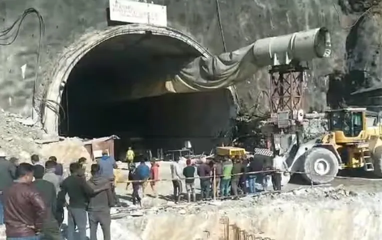 Uttarkashi Tunnel Incident: सुरंग में फंसे 40 मजदूरों को निकालने का प्रयास जारी, आज सकुशल बाहर आने की उम्मीद