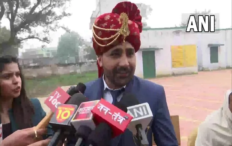 UP first phase election 2022: दूल्हे की ड्रेस में वोट डालने पहुंचा युवक
