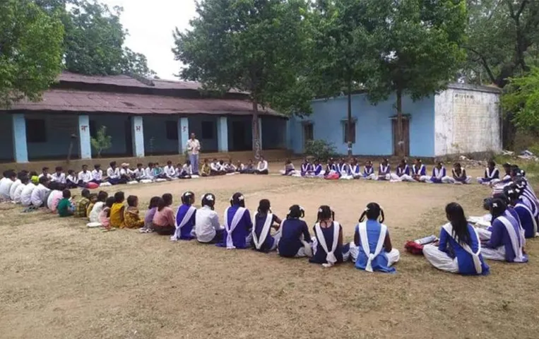 MP News: इस गांव में परिजनों के पलायन से बच्चों पर नहीं पड़ता असर, बच्चों की अच्छे से हो रही पढ़ाई