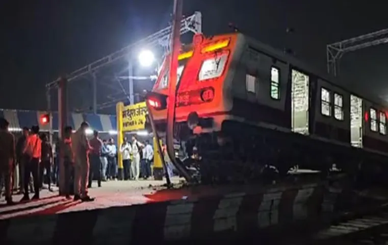 Mathura Train Accident: मथुरा में टला बड़ा हादसा, पटरी छोड़ प्लेटफार्म पर चढ़ गई EMU ट्रेन