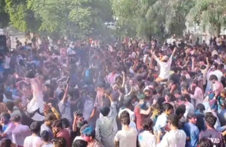 Pakistan: पाकिस्तान का अजीबोगरीब फरमान, होली खेलने पर लगाया बैन