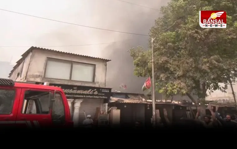 Mumbai Goregaon Fire: मुंबई के गोरेगांव फर्नीचर गोदाम में लगी भीषण आग, कोई हताहत नहीं