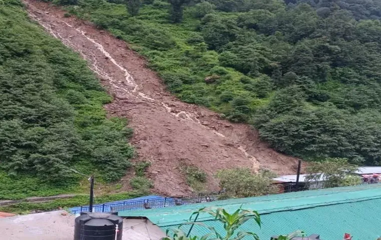 Gaurikund Landslide: गौरीकुंड में एक बार फिर हुआ भूस्खलन, चपेट में आया परिवार