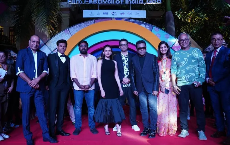 54th IFFI Goa Gala Premiere: पहली मूक फिल्म 'गांधी टॉक्स' ने प्रीमियर में बनाया दबदबा, कलाकारों ने शेयर किया अनुभव