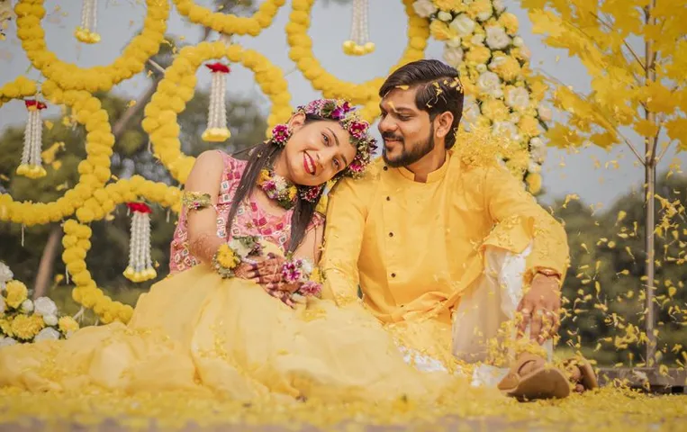 Pre-Wedding Function Tips: प्री-वेडिंग फंक्शन में आपको करवाना है हल्दी सेरेमनी का शूट, बस इन टिप्स को रख लें याद