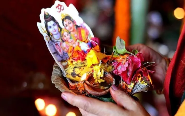 Hartalika Teej: पूरे दिन निर्जला उपवास रखने वाली है आप, व्रत खोलने के साथ रखें इन बातों का ध्यान