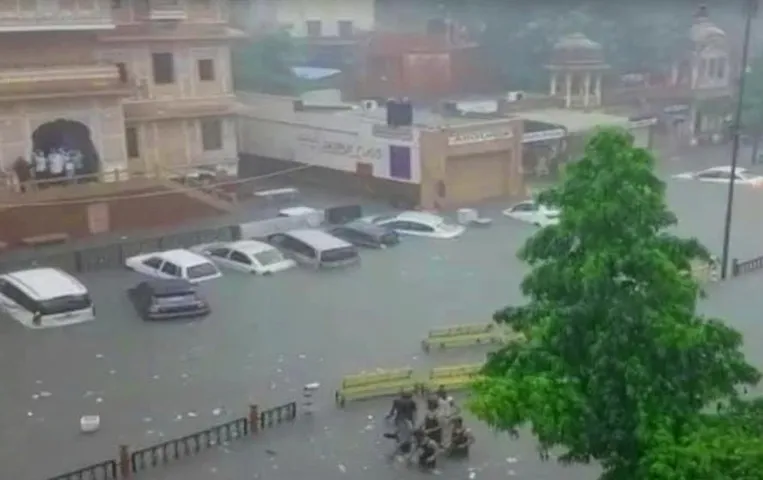 Heavy Rain in Rajasthan: तेज बारिश के कारण जयपुर शहर हुआ पानी-पानी, जलभराव की समस्या से जूझ रहे लोग