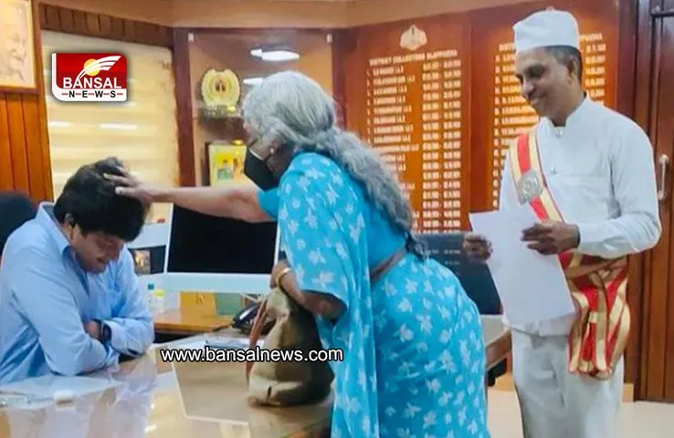 IAS officer viral photo: आईएएस अधिकारी को बुजुर्ग महिला का आशीर्वाद, देखें प्यारी तस्वीर