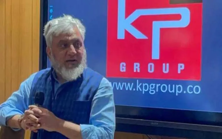 Success Story: गुजरात के इस 'रईस' की कहानी किसी फिल्म से कम नहीं, कभी होटल में लगाते थे पोछा, आज 2000 करोड़ के मालिक