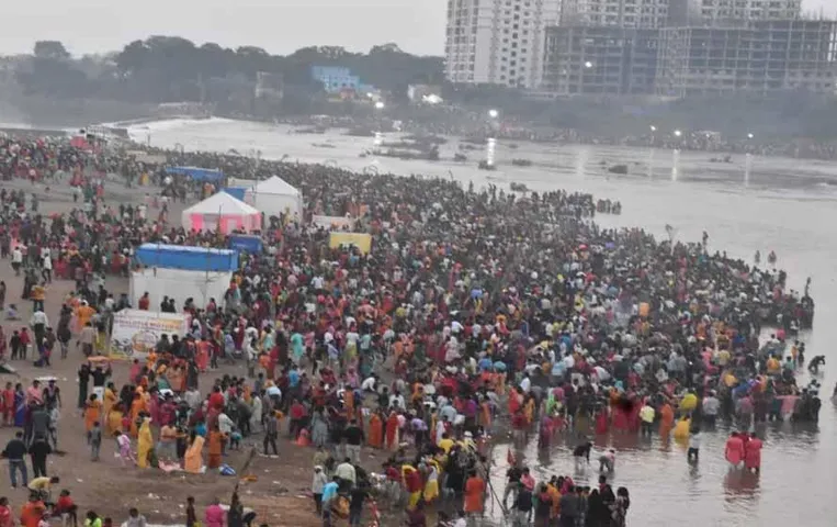 Jagdalpur News: जगदलपुर में छठ पूजा के तीसरे दिन उमड़ी भीड़, कल उगते सूर्य को देंगी अर्घ्य