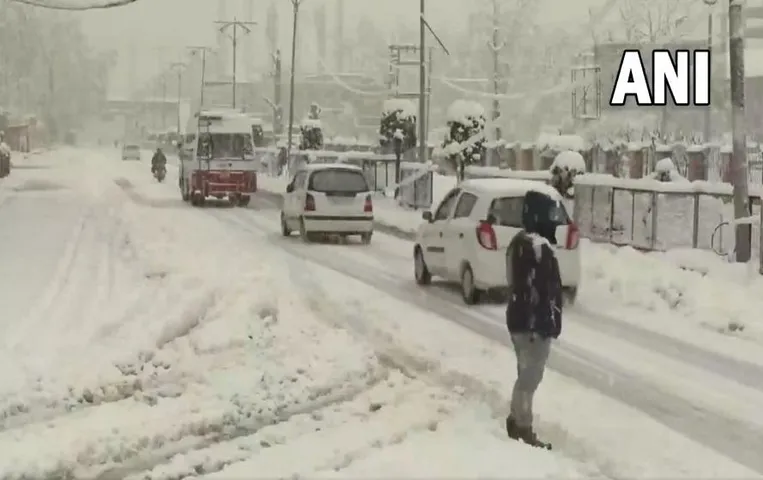 Weather Update: ताजा बर्फबारी से जम्मू-श्रीनगर राजमार्ग बंद, देखें वीडियो