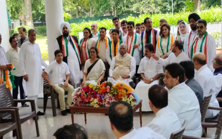 Jammu-Kashmir News: जम्मू-कश्मीर के कई नेता कांग्रेस में हुए शामिल, खड़गे के मौजूदगी में ली सदस्‍यता