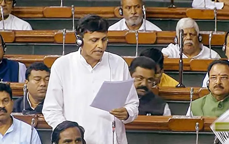 Lok Sabha News: लोकसभा में पेश हुआ जम्मू-कश्मीर के पुनर्गठन से संबंधित दो महत्वपूर्ण विधेयक, तृणमूल ने किया विरोध