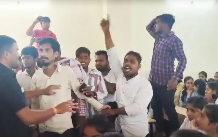 Janjgir-Champa News: छात्र-छात्राओं ने किया प्रदर्शन, महाविद्यालय प्रशासन पर लगाया लापरवाही का आरोप