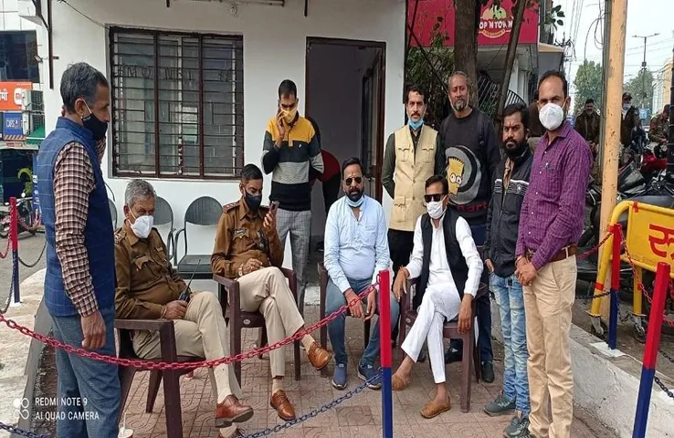 karni sena on Javed Habib Viral Video: एम पी नगर थाने में करणी सेना ने दिया शिकायत पत्र, जावेद हबीब सैलून पर ताला लगाकर दी चेतावनी