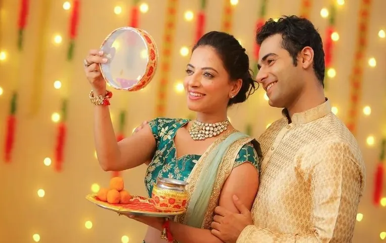 Karwa Chauth 2023: अपने पति की खास तस्वीरें चुन कर स्टेटस में लगाएं ये प्यार भरे कैप्शन, दिन बनेगा खुशनुमा