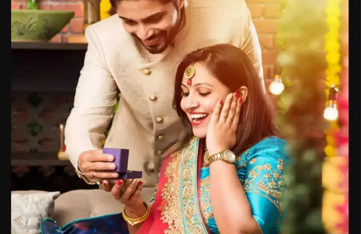 Karwa Chauth 2023: करवा चौथ पर पत्नी को दें ये यूनिक गिफ्ट, बढ़ेंगी नजदीकियां, यहां जानें लेटेस्ट गिफ्ट आइडिया